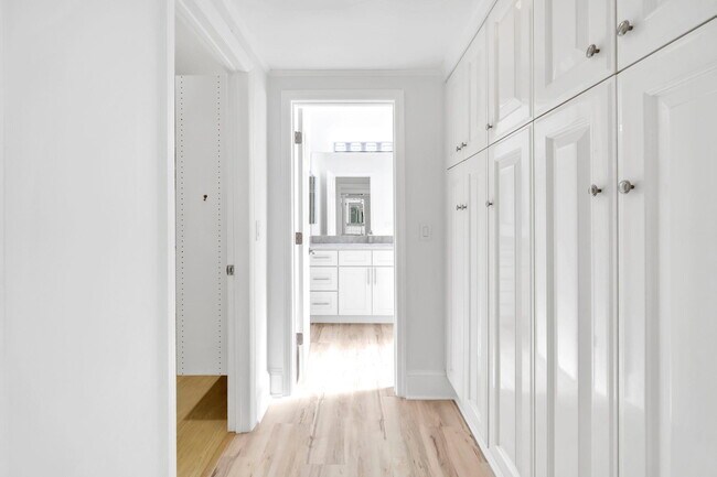 Building Photo - 1524 Glenlake Cir