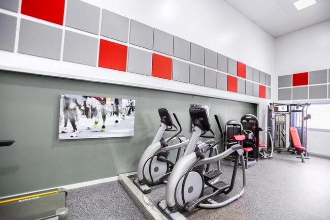 Building Photo - 4105 Chesapeake Dr