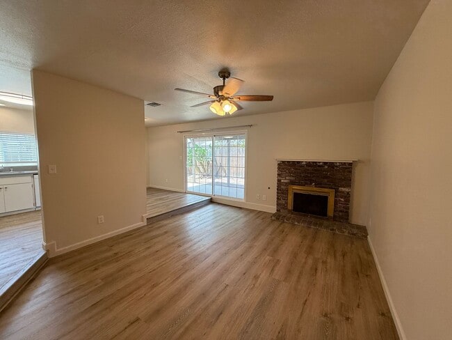 Building Photo - Updated single story near shopping and fre...