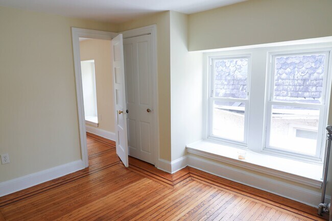 Building Photo - 53 W Maplewood Mall