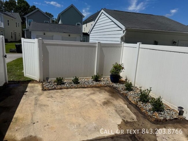 Building Photo - 828 Rue Dr