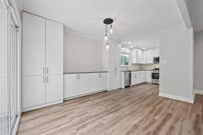 Building Photo - "Charming 4-Bedroom Haven in Charlotte's Heart with Spacious 2271 sq ft Living!"