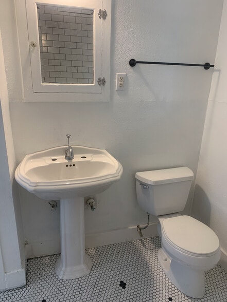 Building Photo - 818 W Lynwood Ave