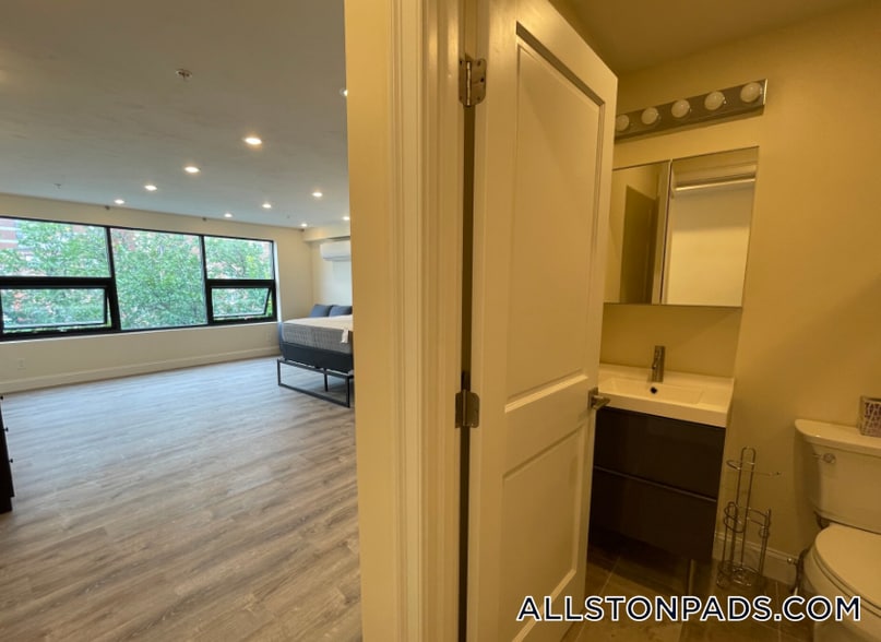 Building Photo - 1028a Commonwealth Ave