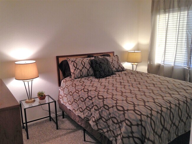 Building Photo - LOFT STYLE 2 Bed/1 Bath Near the Ocean ** ...
