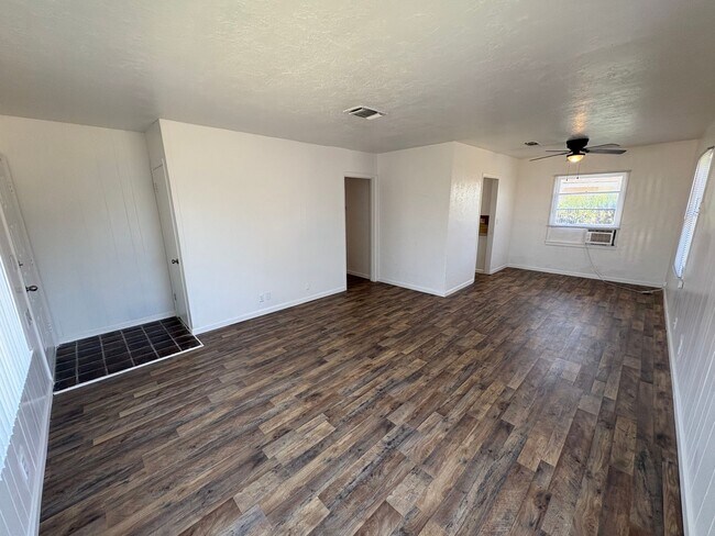 Building Photo - Cozy Home On Spacious Corner Lot Available Now in Dinuba CA!