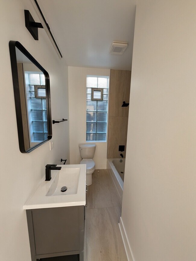 Building Photo - 916 N Noble St