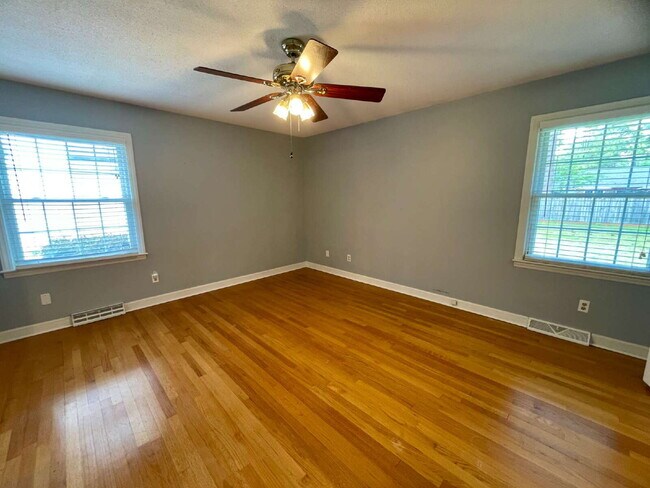 Building Photo - Charming 3-Bedroom Nest with 2 Full Baths ...