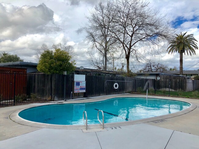 Building Photo - Very Nice 1 bedroom in gated community $1095