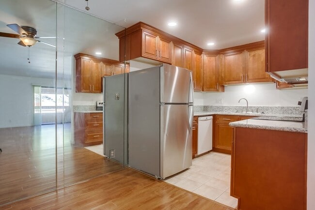 Building Photo - Cute Oceanside condo with garage parking!