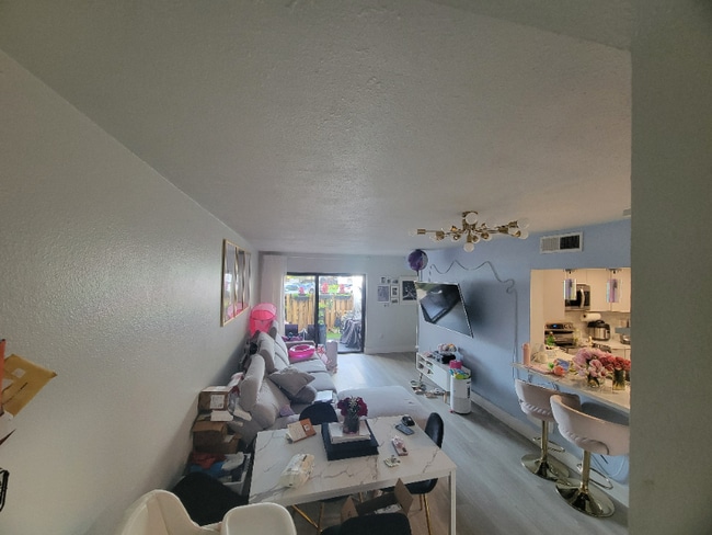 Primary Photo - 9415 Fontainebleau Blvd