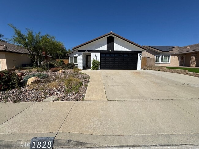 Building Photo - 4 bedroom - 2 Bathroom