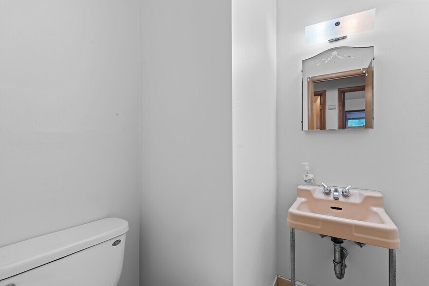 Building Photo - 3216 N Downer Ave