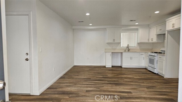 Building Photo - 211 W 43rd St