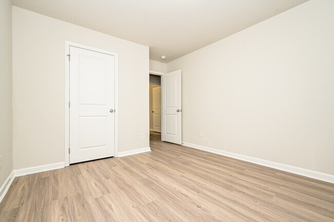 Building Photo - 2851 Saratoga Lake View