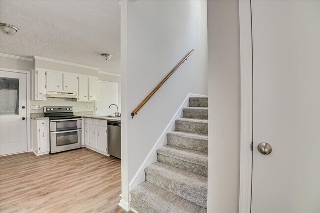 Building Photo - 3 bedroom, 2.5 bathroom home on a large co...