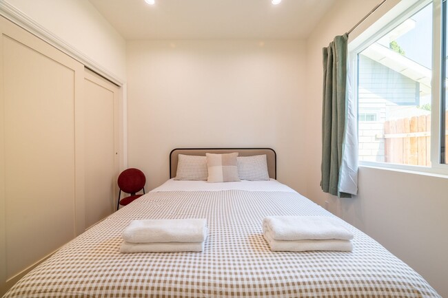 Building Photo - Contemporary New home in Monrovia