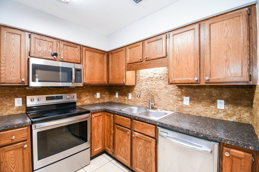 Building Photo - 1804 Sherwood Dr