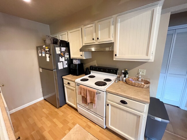 Building Photo - 421 W San Antonio St