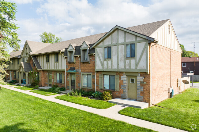 Building Photo - Tudor Gardens