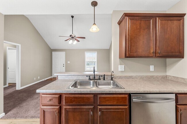 Building Photo - 3 Bedroom Pet Friendly Home For Rent Close...
