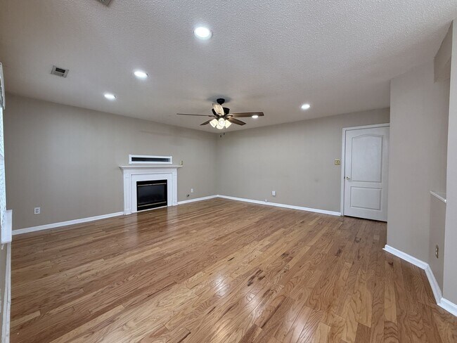 Building Photo - Newly Renovated Modern Home