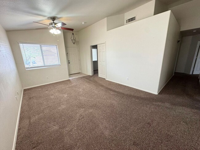 Building Photo - 3 bedroom plus den, 2 bath, on the golf co...