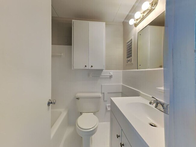 Building Photo - 2525 Merry Oaks Dr