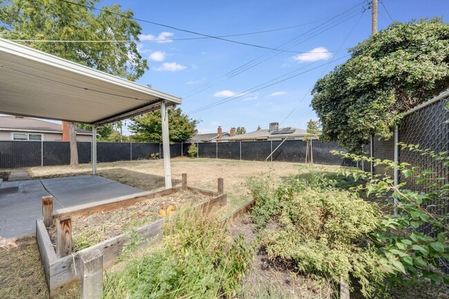 Building Photo - Updated 3-Bedroom Home! Modern Kitchen, Co...