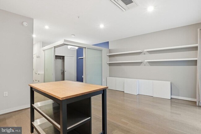 Building Photo - 1320 Fenwick Ln