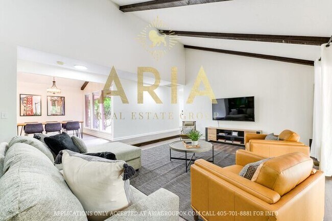 Building Photo - Unique 3 bed/2 bath Property with HUGE Bon...