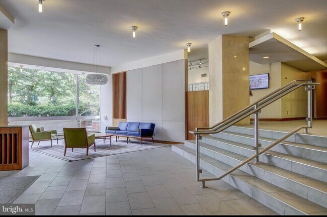 Lobby with 24 hour concierge - 4200 Cathedral Ave NW