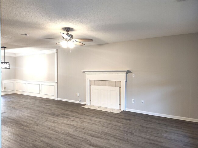 Building Photo - Pristine, 4 bed, 2.5 bath Home Located in the Southbridge Forest Community!