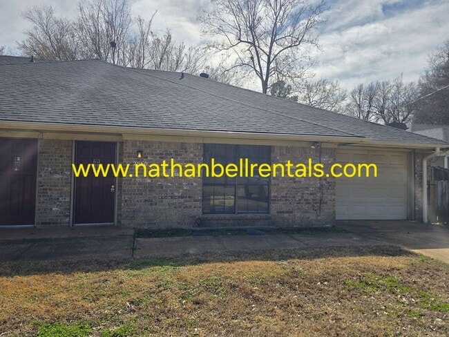 Building Photo - Duplex: 3 bed, 2 bath