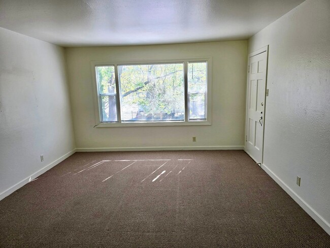 Building Photo - Upstairs apartment in downtown Santa Rosa!