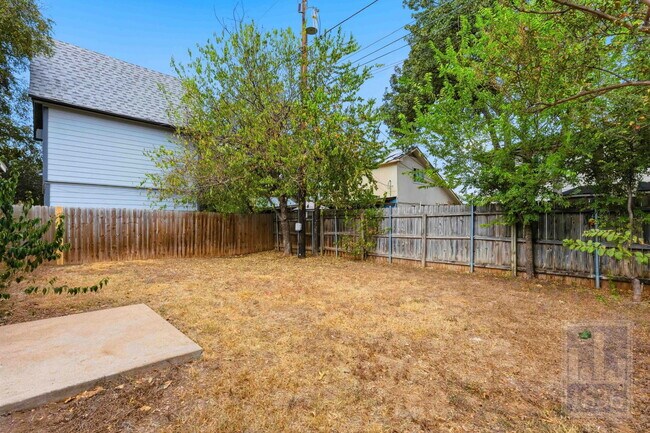 Building Photo - 1612 Sylvia Ln