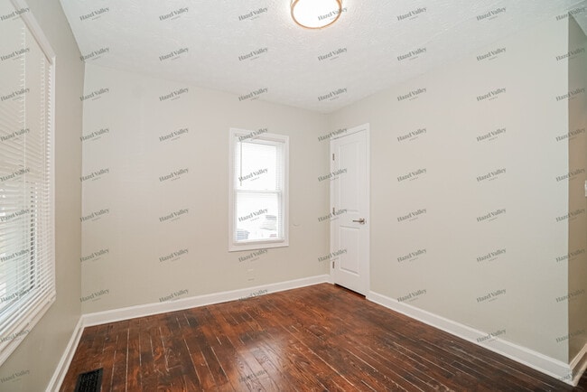 Building Photo - 2592 Grasmere Ave