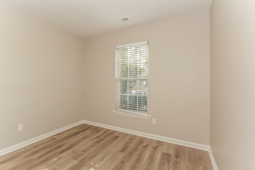 Building Photo - 460 Riverglen Dr NW