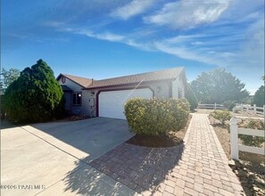 Building Photo - 821 Village Cir