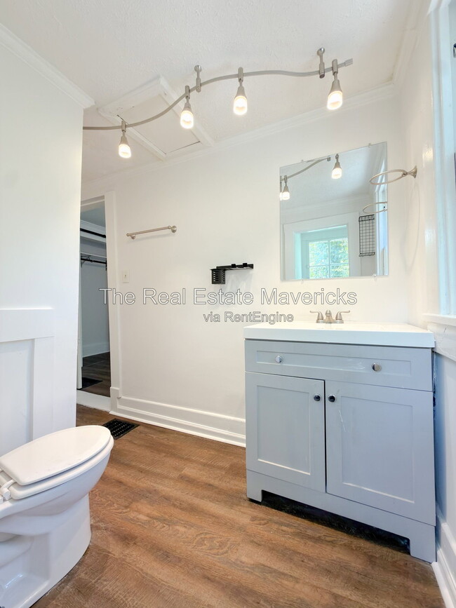 Building Photo - 404 N Seminole Dr