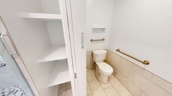 Building Photo - 3 Bedroom Condo in Kings Grant w/ Luxury Updates!