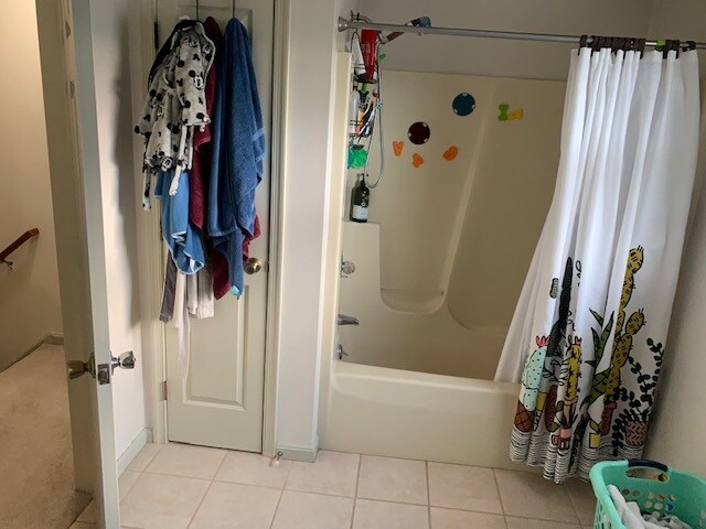 Upstairs full bath interior view - 917 Rose Hill Ave