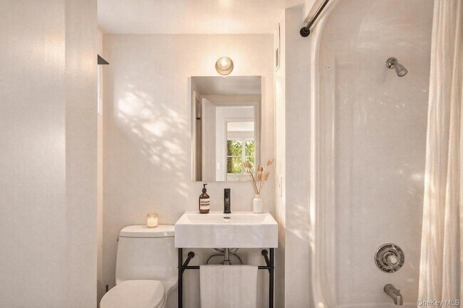 Building Photo - 15 Lake View Ct