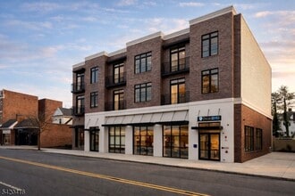 Building Photo - 423 South Ave W