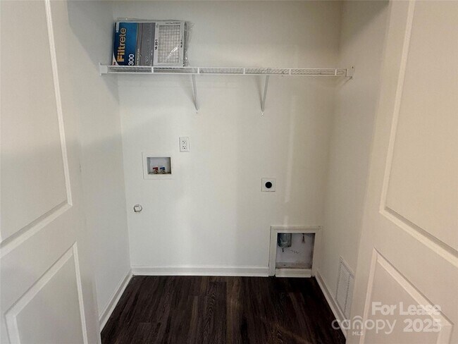 Building Photo - 2025 Oakdale Rd