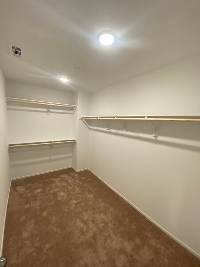 Building Photo - 6032 Mariposa Dr