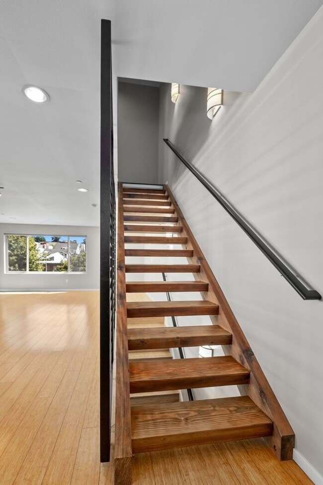 Building Photo - Air Conditioned Judkins Parkside Townhome ...