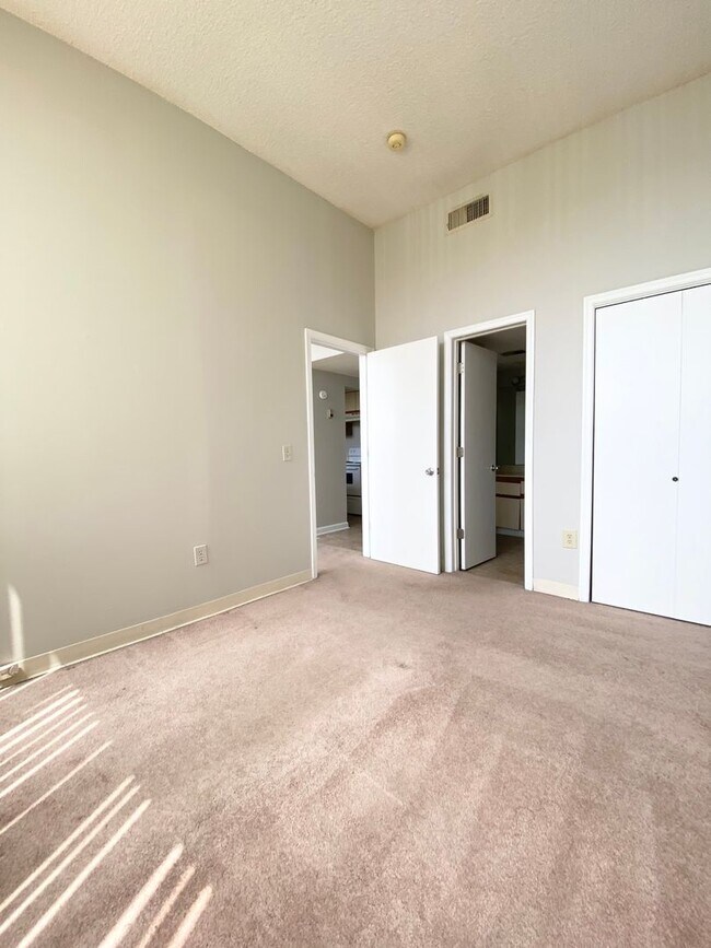 Building Photo - wh102