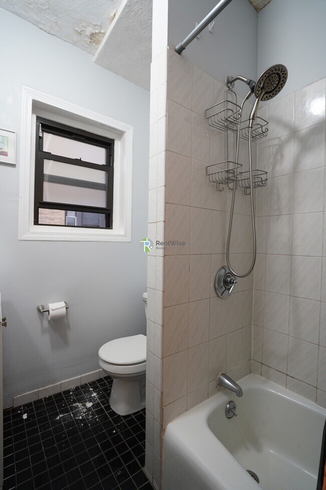 Building Photo - 452 Park Dr