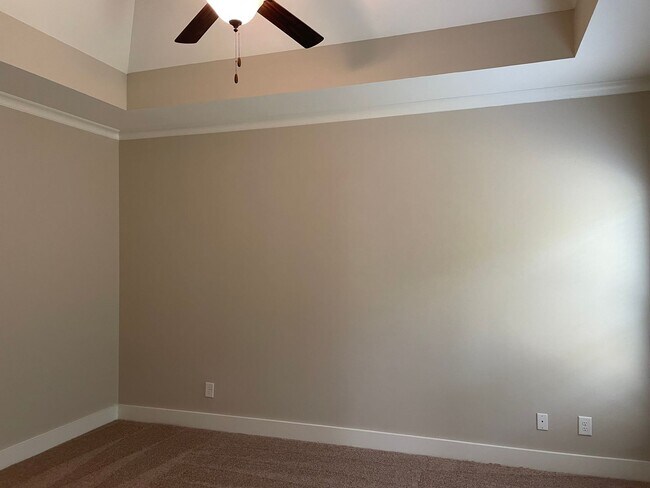 Building Photo - One level home with 2 Car Garage!